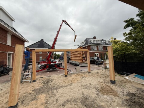 Prefab overkapping op de goede plek gehesen 1
