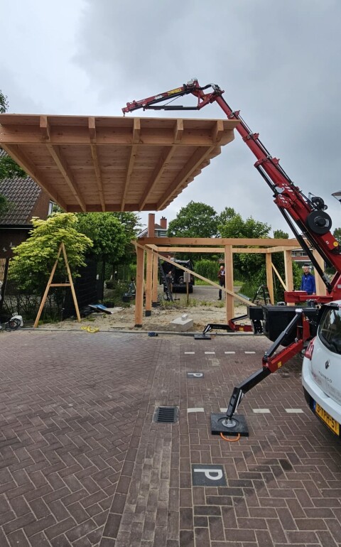 Prefab overkapping op de goede plek gehesen 2