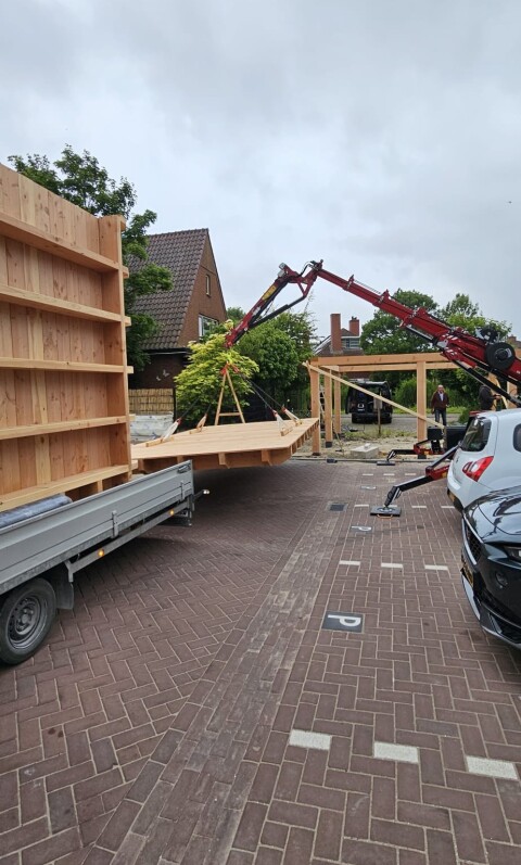 Prefab overkapping op de goede plek gehesen