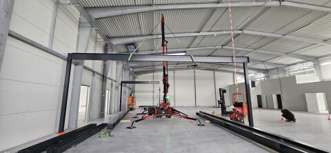 Staalconstructie voor een verdiepingsvloer gehesen 1