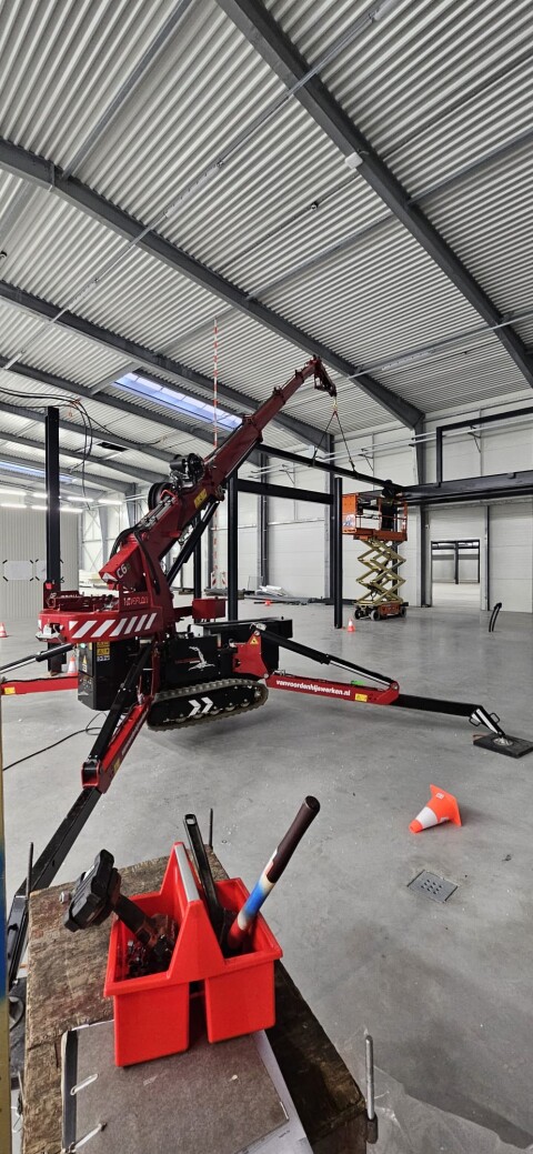 Staalconstructie voor een verdiepingsvloer gehesen 2