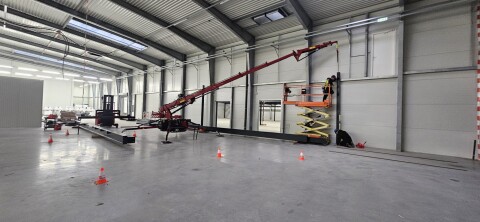 Staalconstructie voor een verdiepingsvloer gehesen